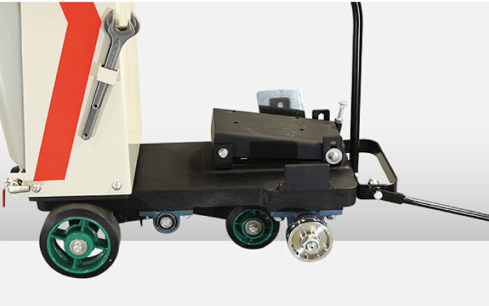 Semi-self-propelled concrete saw wet type